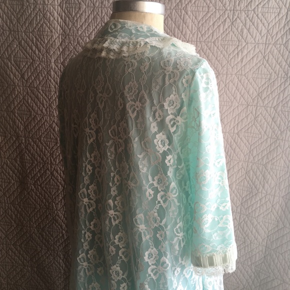 Vintage lace robe - Picture 6 of 8